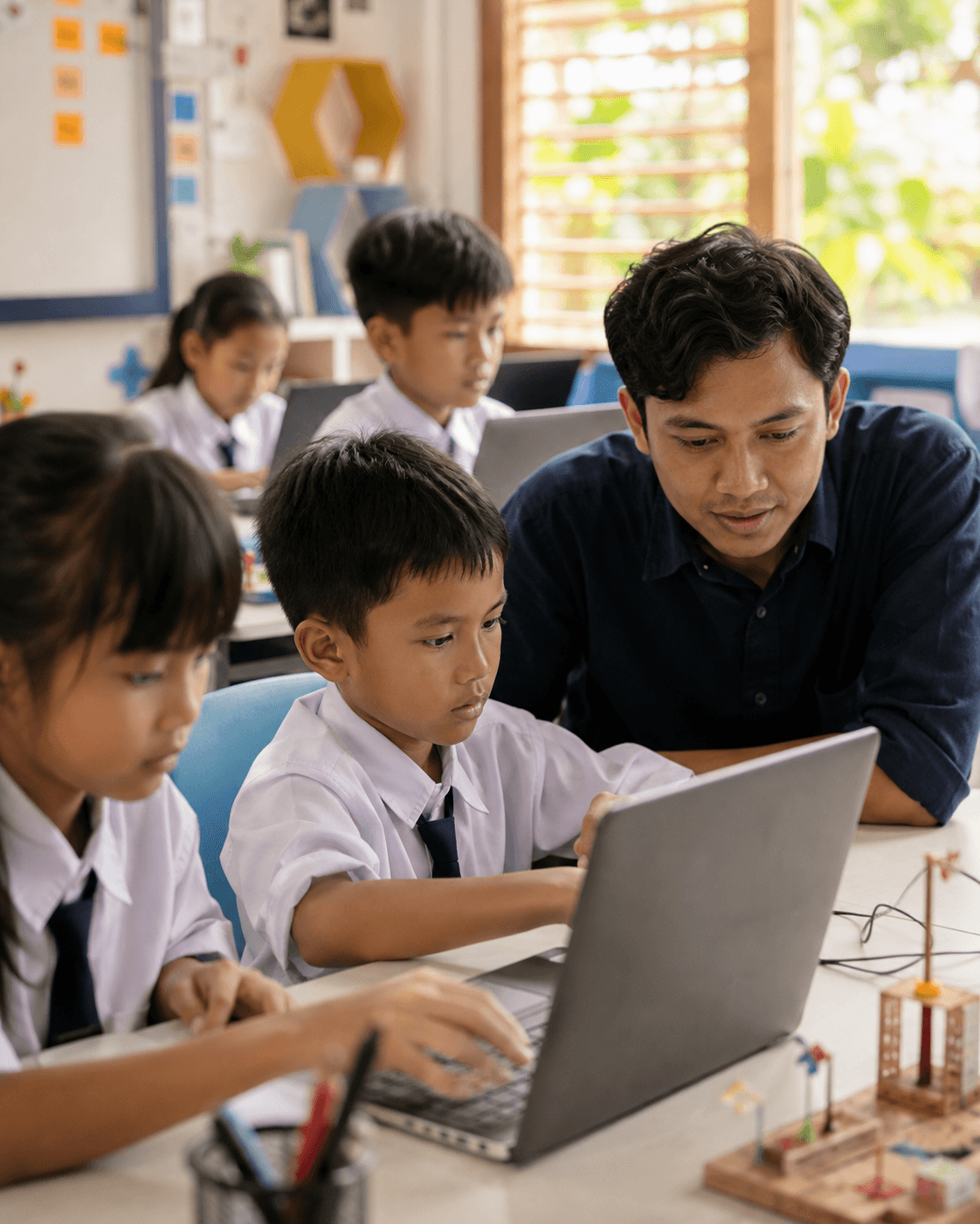 Mentor mendampingi siswa belajar coding
